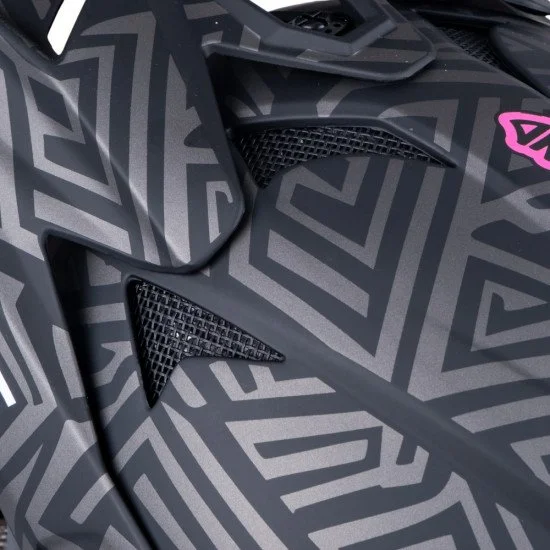 Каска Downhill W-TEC Richpike - Pink Tag On Black Каска Downhill W-TEC Richpike - Pink Tag On Black